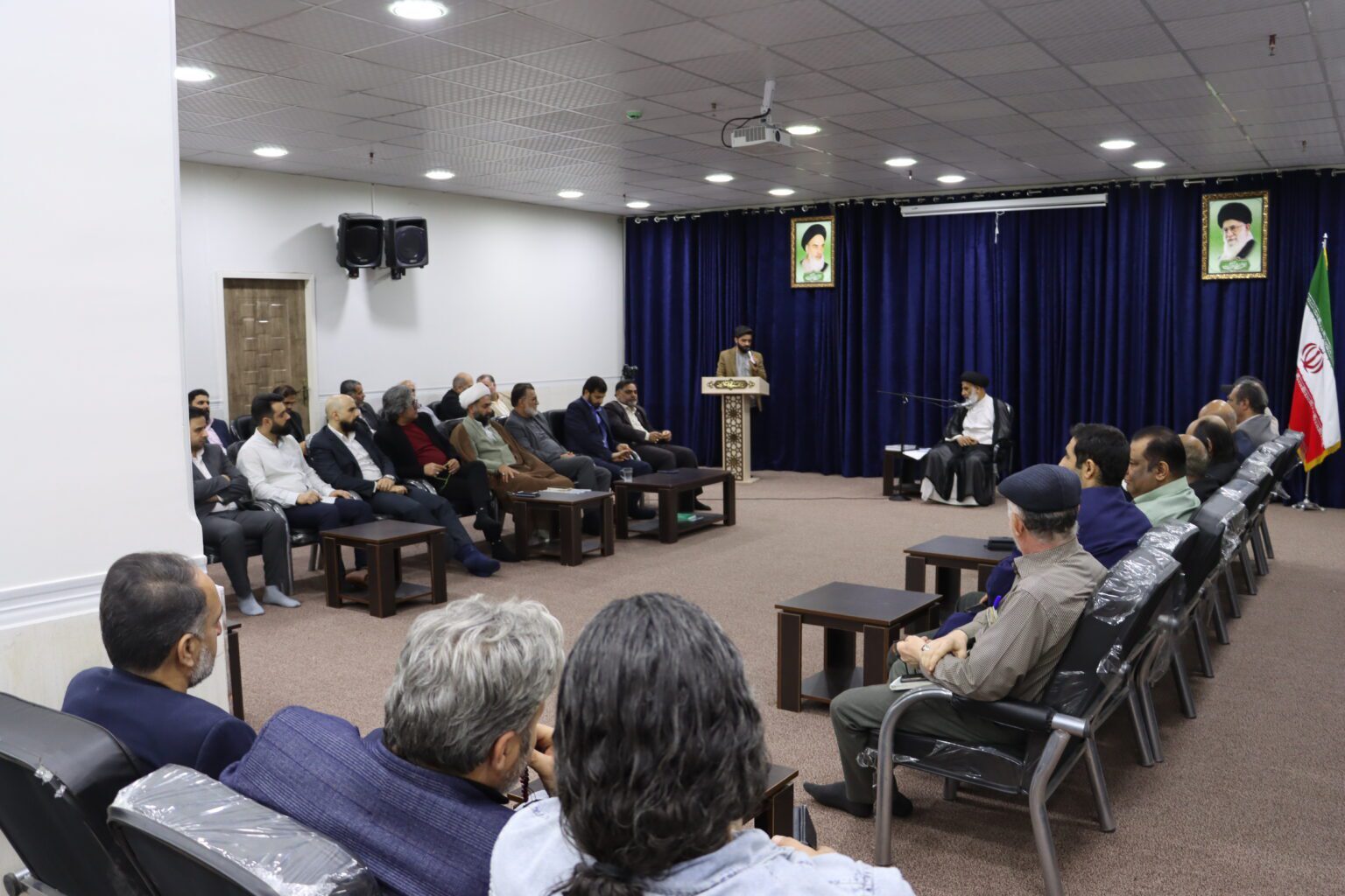 دیدار جمعی از شاعران، مداحان، فعالان هنری و رسانهای با نماینده ولی فقیه در خوزستان