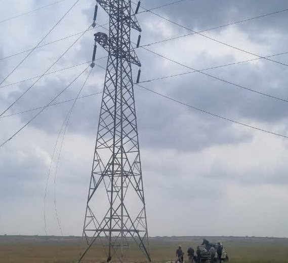 ساخت خط ۱۳۲ کیلوولت ورودی کلیدخانه پست برق مربچه در شهرستان رامهرمز