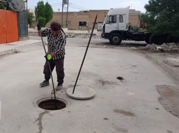 لایروبی و شُست و شوی خطوط شبکه فاضلاب در بندر امام خمینی