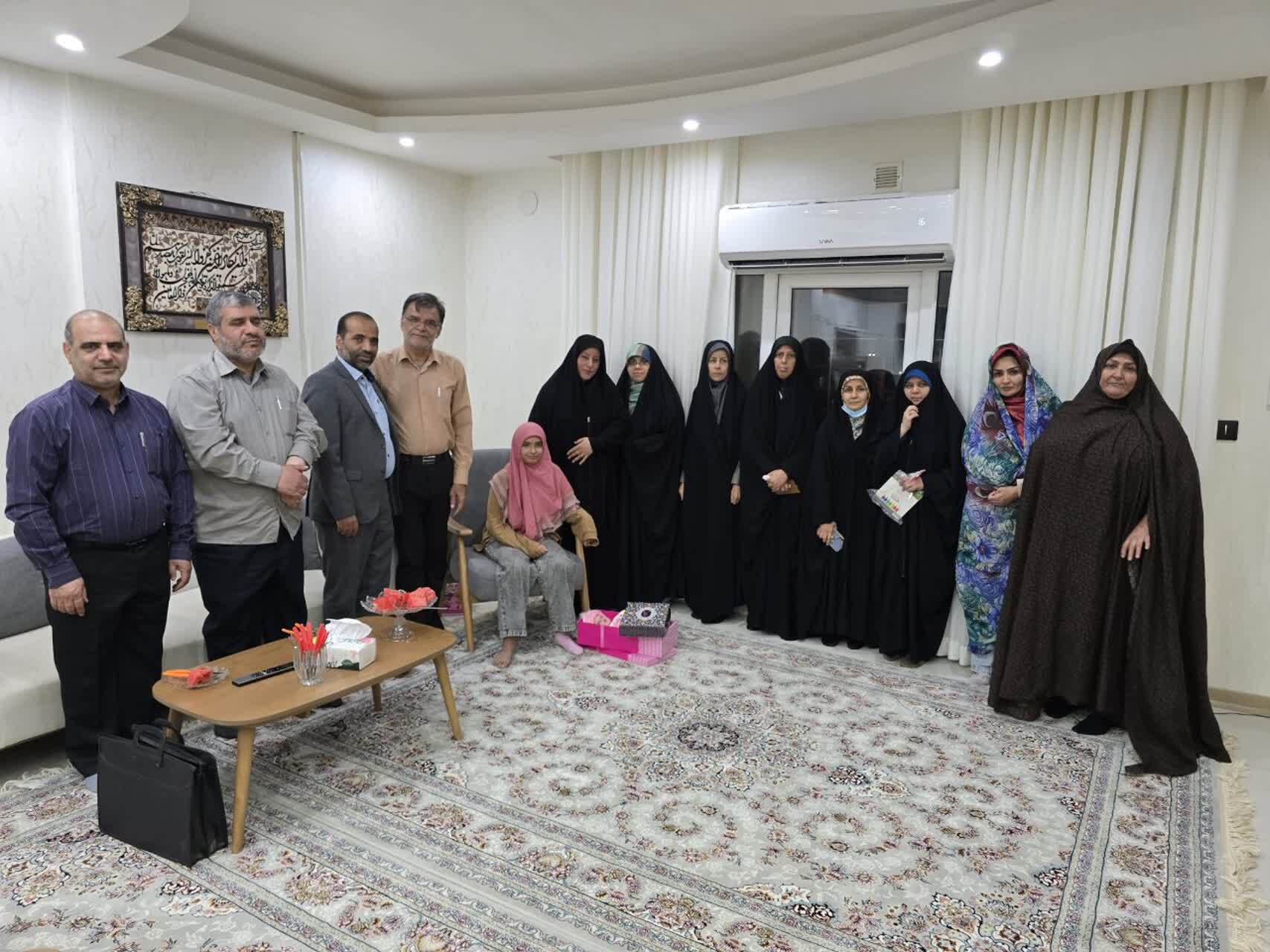 دیدار مدیر کل بنیاد شهید و امور ایثارگران خوزستان با خانواده شهید ظهیری