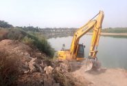 اجرای عملیات حفاری ساحل رودخانه کارون در مقطع روستای‌ام الحجار شادگان