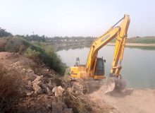 اجرای عملیات حفاری ساحل رودخانه کارون در مقطع روستای‌ام الحجار شادگان