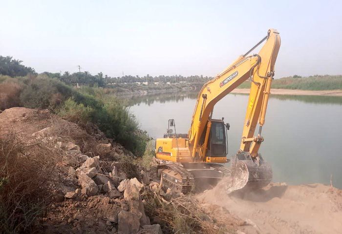 اجرای عملیات حفاری ساحل رودخانه کارون در مقطع روستای‌ام الحجار شادگان