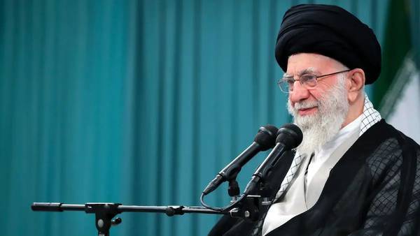 رهبر انقلاب اسلامی: ملت ایران زیر بار تحمیل و زورگویی آمریکا نخواهد رفت