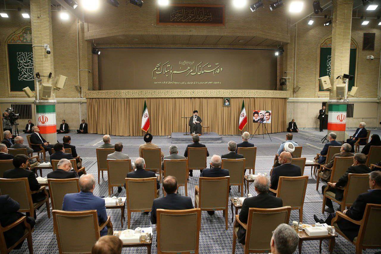 رهبر انقلاب با قدردانی ویژه از رئیس جمهور و دولت: رهبر انقلاب: معیشت مردم مهمترین مسئله است