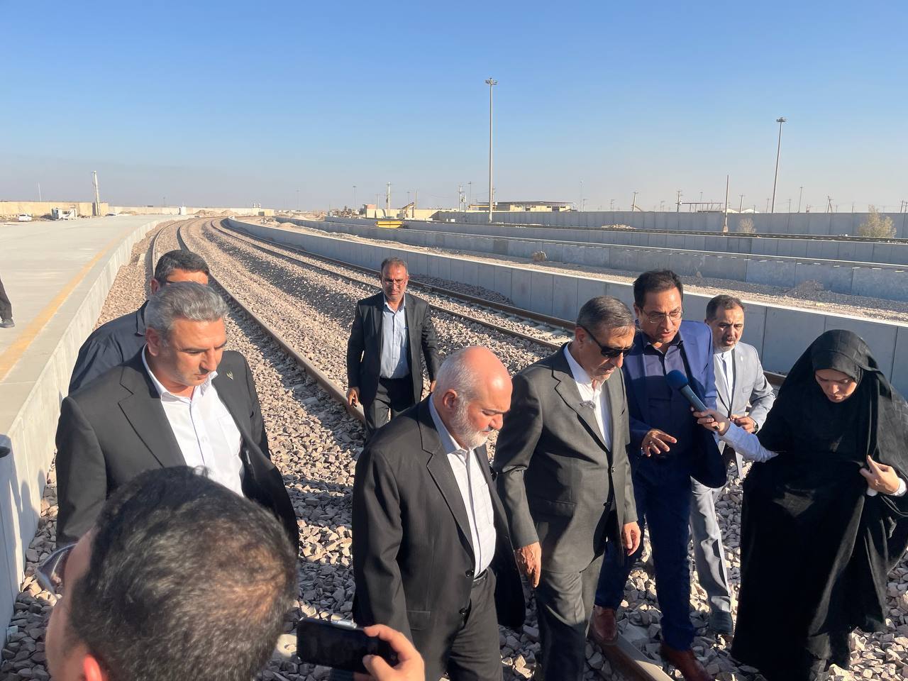 معاون رئیسجمهور از روند احداث خط ریلی شلمچه–بصره بازدید کرد